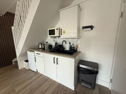 Image 2 of ARH House - 1A Grange Crescent, IG7 - Chigwell (private, shared)