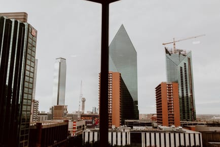 Image 1 of Common Desk - Trammell Crow Centre, 2001 Ross Avenue, 75201 - Dallas