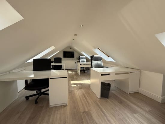 ARH House - 1A Grange Crescent, IG7 - Chigwell (private, shared)