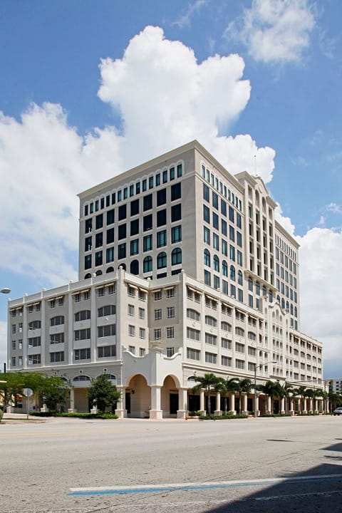 Platinum Business Center - Ponce de Leon Blvd - Coral Gables - FL image 1