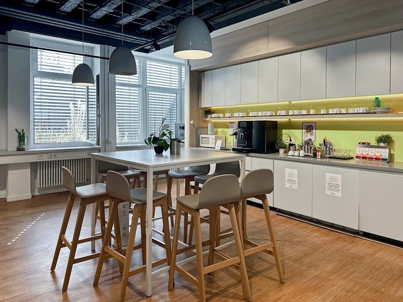 Plug and Work (Regus) - Friedrichstrasse 15 - Stuttgart image 6