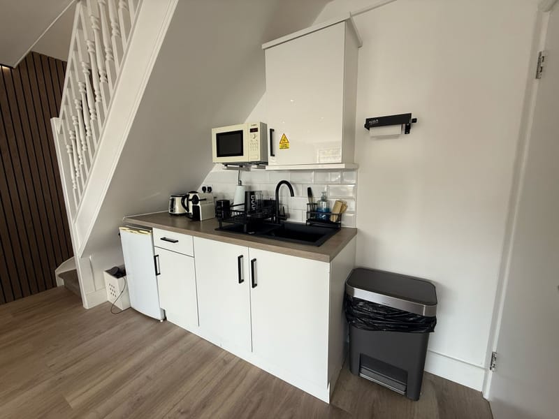 ARH House - 1A Grange Crescent, IG7 - Chigwell (private, shared) image 2