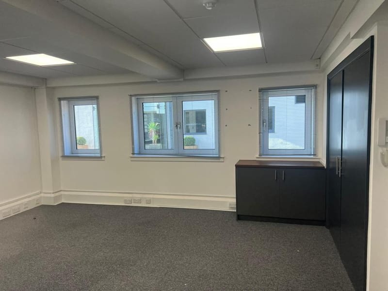 London & Suffolk Properties Limited (Managed 300 sqft) - Captains House - Kingsbury Crescent, TW18 - Staines image 8