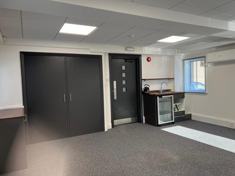 London & Suffolk Properties Limited (Managed 300 sqft) - Captains House - Kingsbury Crescent, TW18 - Staines image 9