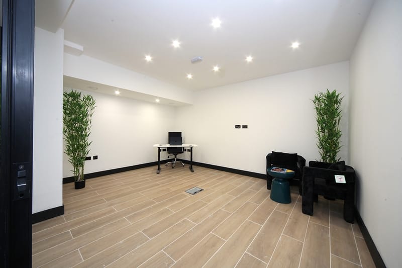 Varis Workspaces Ltd - 751 High Road, N12 8LD - North Finchley image 6