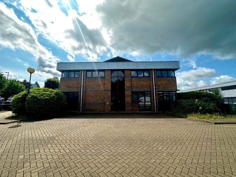 RKS Real Estate - 31 Metro Centre - Dwight Road, WD18 - Watford image 6
