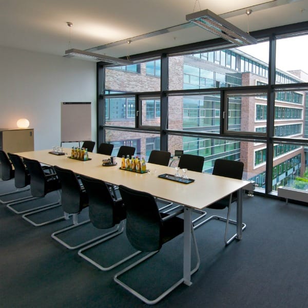 Plug and Work (Regus) - Hanauer Landstrasse - Frankfurt image 6