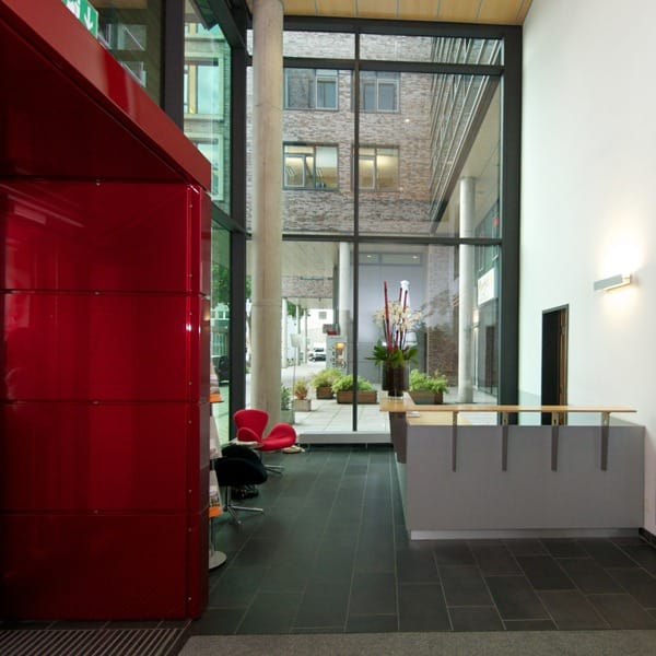 Plug and Work (Regus) - Hanauer Landstrasse - Frankfurt image 3
