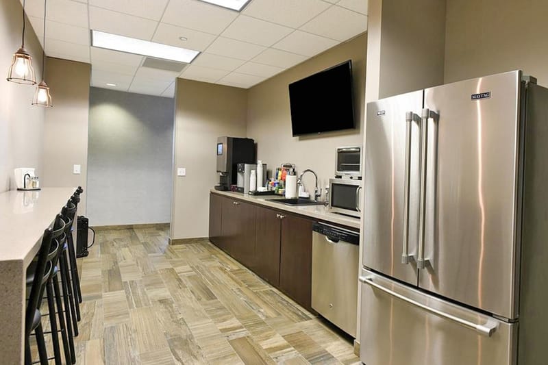 Premier Workspaces - SCH - Schaumburg - IL - 1901 N. Roselle Road image 4